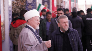 حضور زائران روسی بر سر مزار حاج‌قاسم