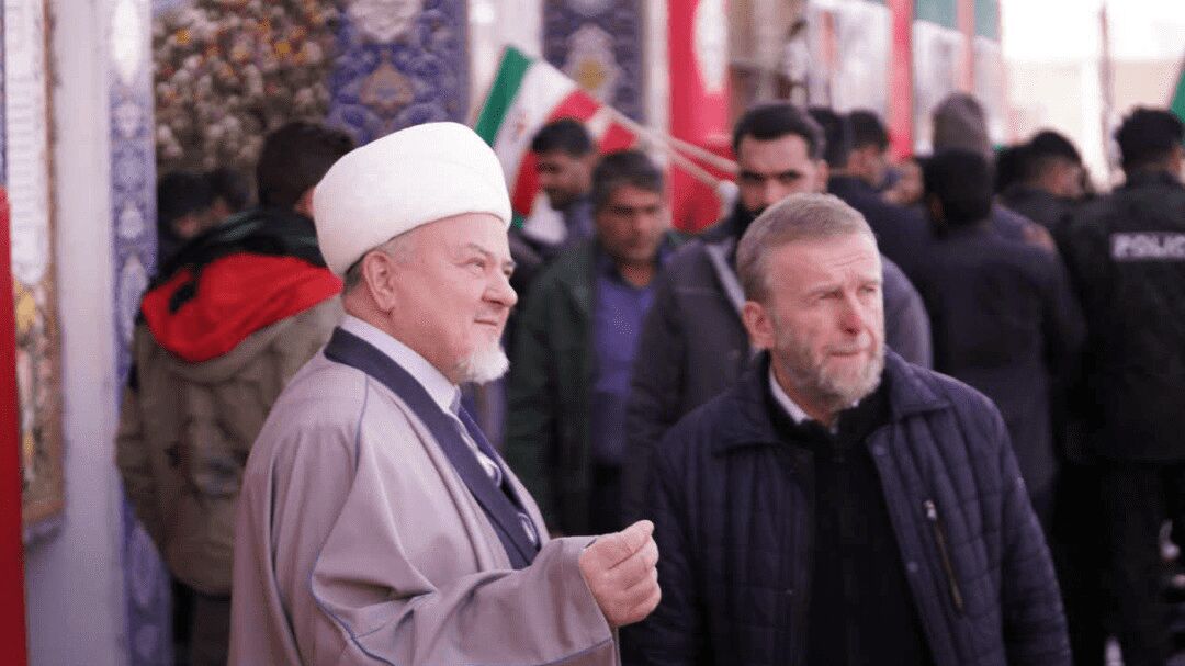 حضور زائران روسی بر سر مزار حاج‌قاسم