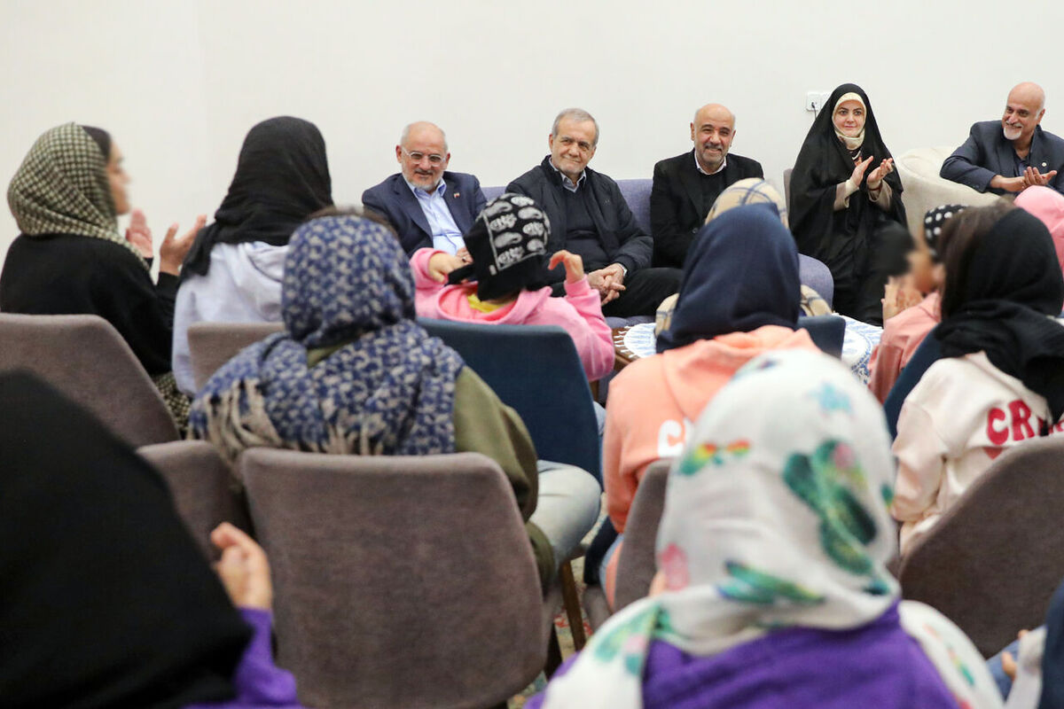 پزشکیان با جمعی از کودکان بی‌سرپرست و بدسرپرست دیدار و گفت وگو کرد