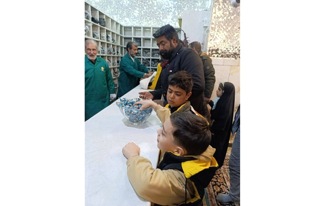 توزیع ۳ هزار کیلوگرم شکلات توسط کفشداران حرم مطهررضوی