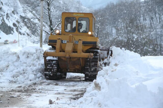 بازگشایی راه‌های روستایی بخش مرکزی آستارا پس از بارش برف