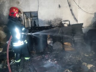 حریق گسترده در کارگاه تولیدی مبل در روستای خلق‌آباد