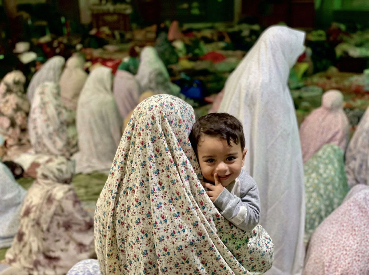 اعتکاف مادر و فرزند؛ الگویی تازه برای خانواده‌های مشهدی