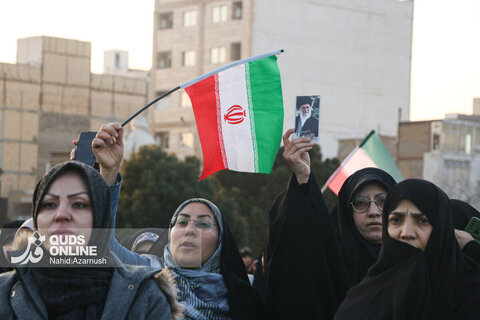 گزارش تصویری | اجتماع مردم مشهد با عنوان «این پرچم هرگز به زمین نخواهد افتاد»