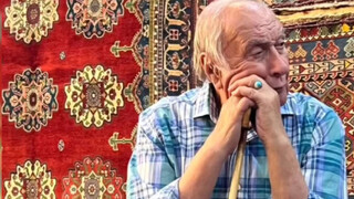 استاد هوشنگ جزی زاده در کنار مزار حسن کسایی آرام می گیرد