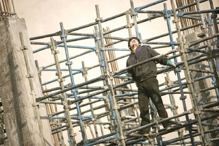 کارگر ایرانی در جدال با هزینه‌های دلاری / حکایت تأمل‌برانگیز «حداقلی‌بگیری» که زندگی «دلاری» دارد