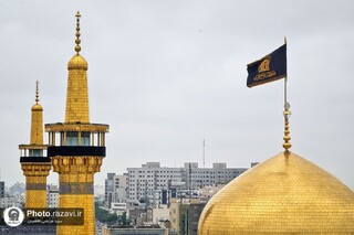 در پی اعلام سه روز عزای عمومی؛ پرچم حرم مطهر امام رضا (ع) به رنگ عزا درآمد
