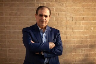 مدیر مسئول روزنامه شرق: از خبرنگارها می‌خواهند با دستان بسته در استخر شنا کنند