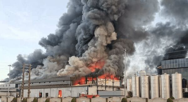 حریق گسترده کارخانه کویر موتور در شهرک رازی شهرضا