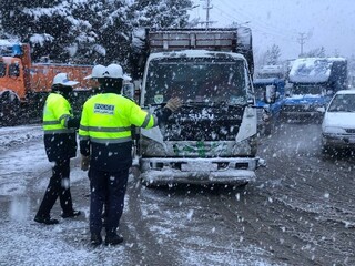 وضعیت ترافیکی جاده های کشور/ ترافیک نیمه سنگین و بارش برف و باران