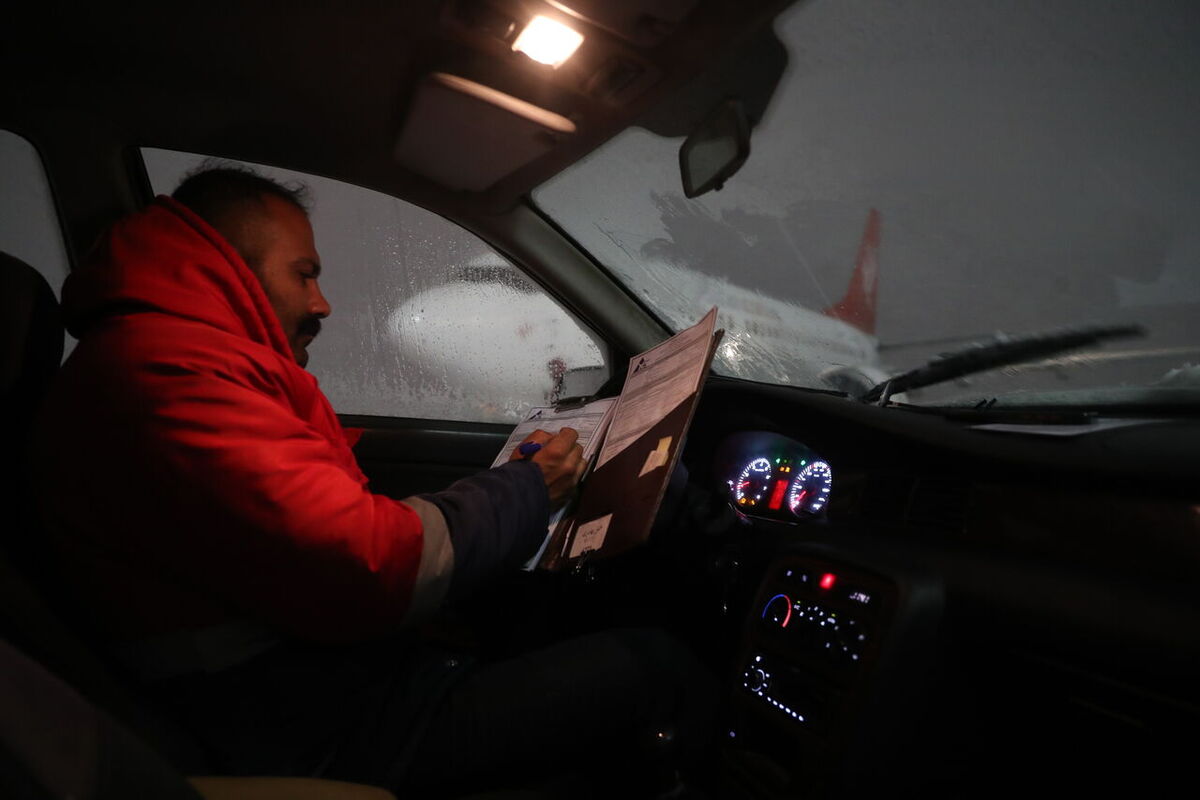 باند فرودگاه مشهد با انجام برف‌روبی، عملیاتی است