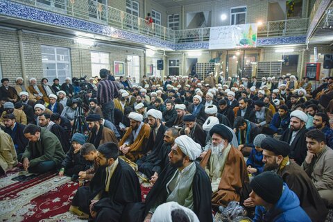 مرجع تقلید خطاب به مدرسین و طلاب عالی حوزه: از امام زمان(عج) استمداد بجویید/ حوزه باید مظهر اخلاق و حامی مردم باشد