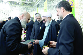 مراسم اهدای احکام خدام بارگاه منور رضوی برگزار شد / نشان خدمت آفتاب