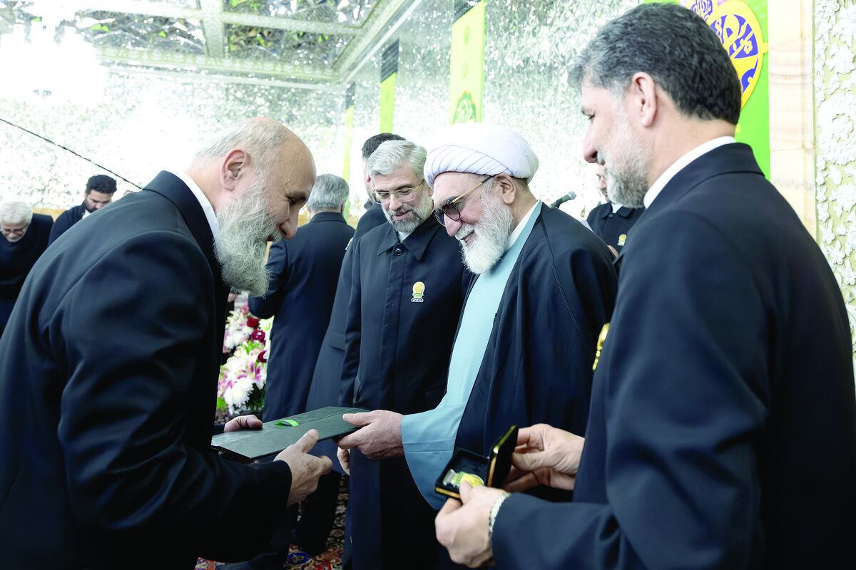 مراسم اهدای احکام خدام بارگاه منور رضوی برگزار شد / نشان خدمت آفتاب