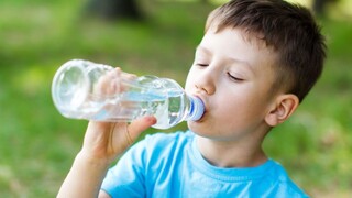 کودکان هر روز باید چقدر آب بنوشند؟
