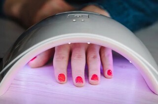 خطرات پنهان لاک ژل و کاشت ناخن؛ از پیری پوست تا سرطان