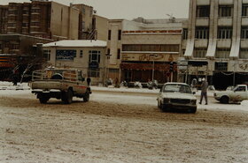 از آرشیو قدس | تصویری خاطره انگیز از خیابان برفی احمدآباد - سه راه راهنمایی مشهد در دهه هفتاد