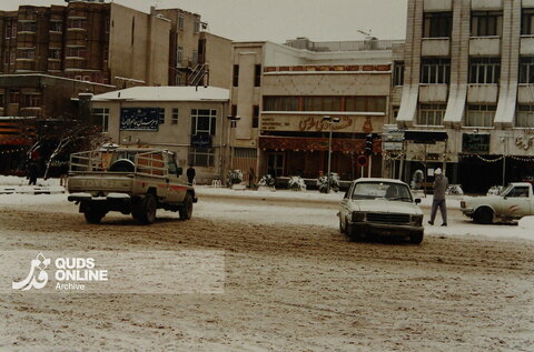 از آرشیو قدس | تصویری خاطره انگیز از خیابان برفی احمدآباد - سه راه راهنمایی مشهد در دهه هفتاد