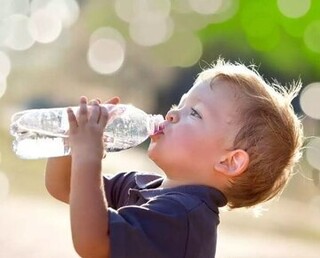 میزان نیاز روزانه کودکان به آب چقدر است؟