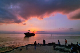 عکس روز | کشتی یونانی هنگام غروب