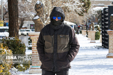 که سرما سخت سوزان است