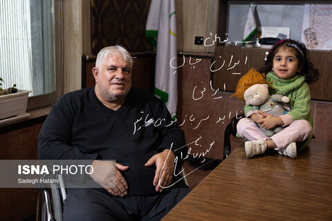 «ایران جانِ ایرانی، تا ابد سرباز تو می‌مانیم.» حمیدرضا مداح در سن ۱۵ سالگی اعزام به جبهه شد و در در ۱۶ سالگی مجروح شده است. او ۴ فرزند و ۶ نوه دارد. آوا نوه‌ی کوچک او، به همراه پدربزرگش به آسایشگاه آمده است.