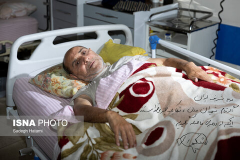 «مردم شریف ایران؛ اگر تمام شهیدان بودن، تنها یک چیز می‌خواستند: اینکه از رهبری فاصله نگیریم.» تقی شکوری متولد ۱۳۴۳ و اهل بجنورد است. او در سن ۱۷ سالگی عازم جبهه شد و پنج سال بعد، در سال ۶۵ مجروح شد. همسر آقای شکوری در حادثه‌ی واژگونی اتوبوس، در سال ۹۸ که در مسیر بازگشت از سفر اربعین بود، از دنیا رفت. تقی شکوری از سال ۹۸، پس از فوت همسرش تا کنون در آسایشگاه ساکن است.  بخاطر شرایط خاص آقای شکوری، متن روی عکس بیان ایشان و دستخط خودش نیست و تنها امضا کرده است.