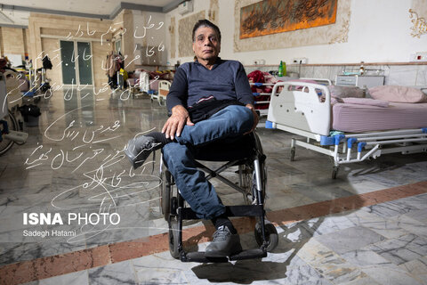 «وطن در قلبم جا دارد. ما بخاطر وطن جانباز شدیم و چهل و چهار سال روی ویلچر بشینم.» محمدحسین زارعی در سن ۲۱ سالگی، در سال ۱۳۶۰ عازم جبهه شد و ابتدای سال ۶۱ مجروح شد. او به مدت ۳۴ سال در هنرستان فنی شهید آقاسی‌زاده مشغول به تدریس بوده است.