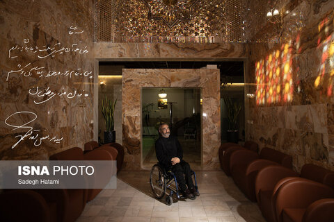 «وطن همه آن چیزی که ملت و ما جانبازان داریم. پس با تمام وجود در حفظ و تعالی آن بکوشیم. جانمان فدای وطنمان.» سید ابوالفضل احمدی در تاریخ ۴ بهمن ۶۵، طی عملیات کربلا ۵ در ابتدای ۱۹ سالگی، مجروح شد.