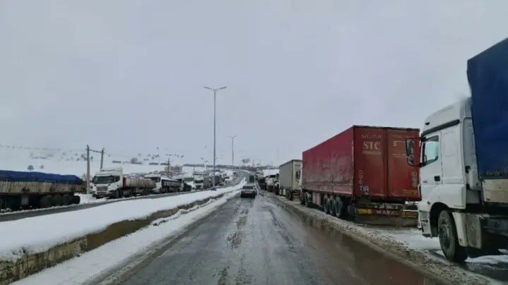 معطلی بیش از هزار دستگاه تریلر در جاده مسدود درگز-قوچان