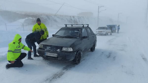 رهاسازی ۵۰۰ خودرو گرفتار در برف جاده کلات
