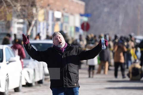 واکنش ماموران پلیس به جمعیت پس از کشته شدن مردی در مینیاپولیس در بحبوحه سرکوب مهاجرت