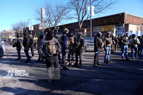 واکنش ماموران پلیس به جمعیت پس از کشته شدن مردی در مینیاپولیس در بحبوحه سرکوب مهاجرت