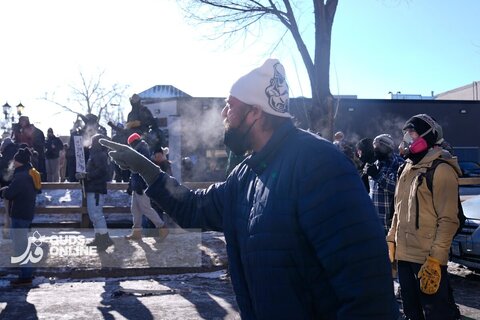 واکنش ماموران پلیس به جمعیت پس از کشته شدن مردی در مینیاپولیس در بحبوحه سرکوب مهاجرت