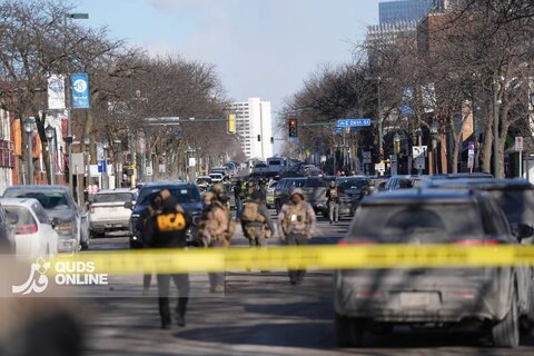 واکنش ماموران پلیس به جمعیت پس از کشته شدن مردی در مینیاپولیس در بحبوحه سرکوب مهاجرت