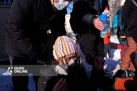 واکنش ماموران پلیس به جمعیت پس از کشته شدن مردی در مینیاپولیس در بحبوحه سرکوب مهاجرت