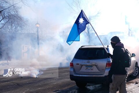 واکنش ماموران پلیس به جمعیت پس از کشته شدن مردی در مینیاپولیس در بحبوحه سرکوب مهاجرت