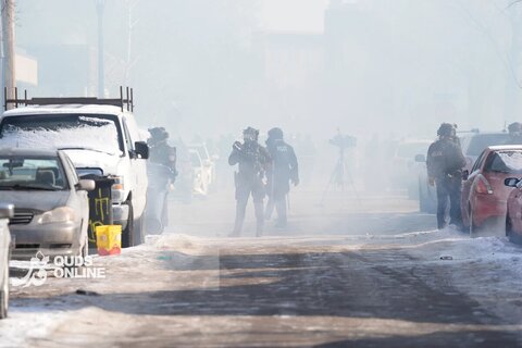 واکنش ماموران پلیس به جمعیت پس از کشته شدن مردی در مینیاپولیس در بحبوحه سرکوب مهاجرت