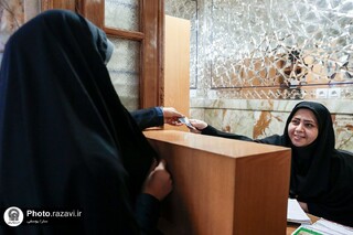 تسهیل در اهدای نذورات بانوان؛ سه دفتر اختصاصی در رواق‌ها و صحن‌های حرم رضوی فعال است
