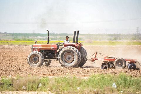 مساعدت برای تجهیز تراکتورهای کشاورزان به مکان‌یاب
