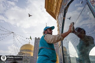 پهنه حرم مطهر رضوی با تلاش صدها نیروی خدماتی به‌صورت مستمر تنظیف می‌شود