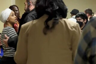 حمله مردی با ماده‌ای ناشناخته به ایلهان عمر