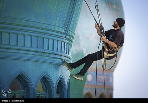 عکس روز | شستشوی گنبدهای مسجد مقدس جمکران