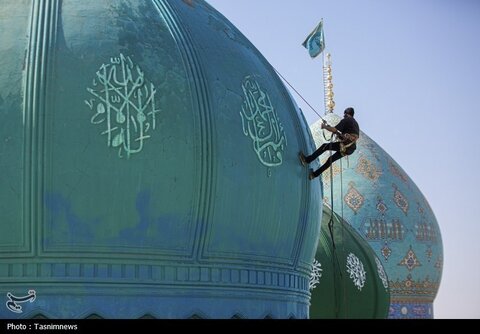 عکس روز | شستشوی گنبدهای مسجد مقدس جمکران