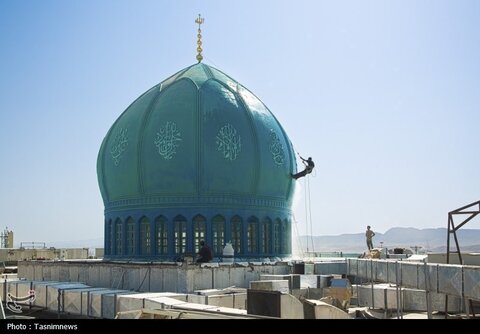 عکس روز | شستشوی گنبدهای مسجد مقدس جمکران