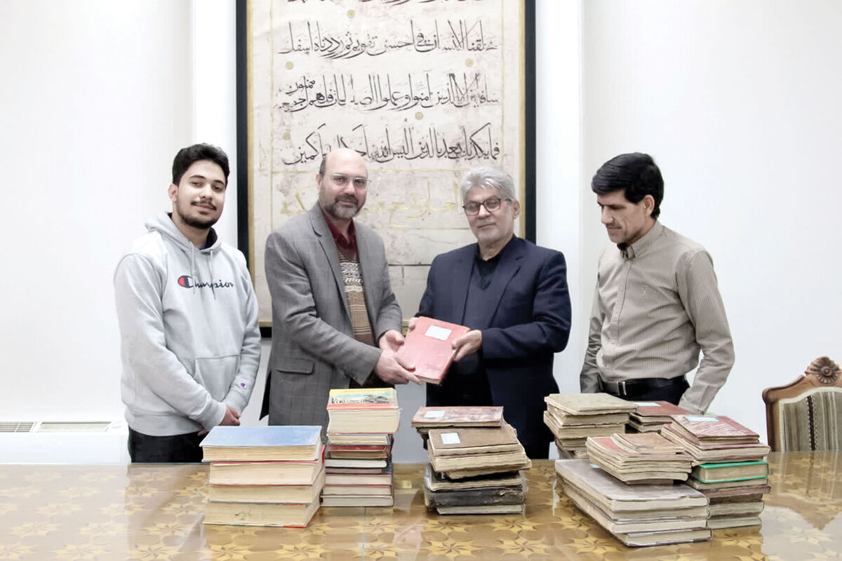 اهدای میراث پدری توسط ذاکر اباعبدالله الحسین (ع) به کتابخانه رضوی