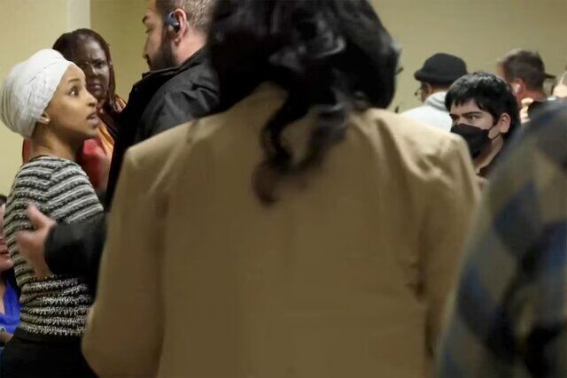 حمله مردی با ماده‌ای ناشناخته به ایلهان عمر