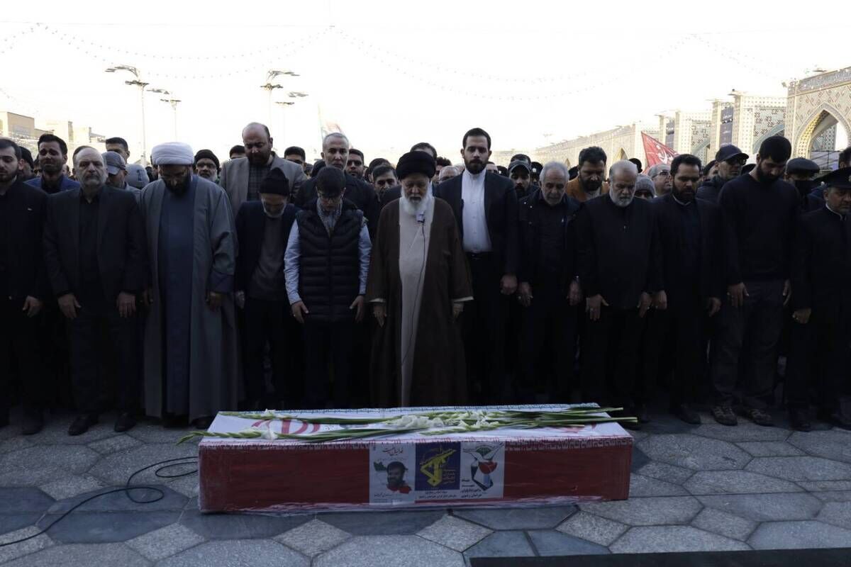 پیکر شهید مدافع امنیت بر دوش مردم ولایتمدار مشهد تشییع شد