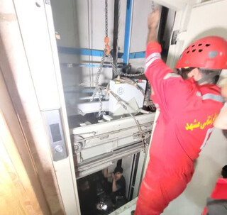 نجات دو شهروند از آسانسور یک مجتمع مسکونی در منطقه الهیه مشهد