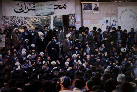 وقتی تحصن مشهد به مسجد دانشگاه تهران رسید / روایتی از یک واقعه بزرگ تاریخی در بهمن ۱۳۵۷